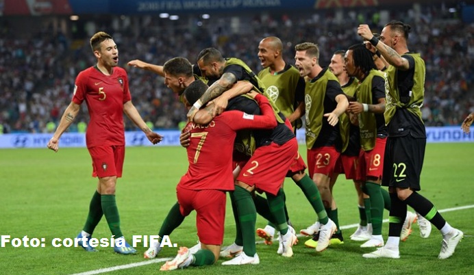Celebración de los jugadores de Portugal su primer gol.