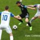 Lionel Messi, 10 de Argentina, se juega un balón dividido en el primer encuentro del grupo C.