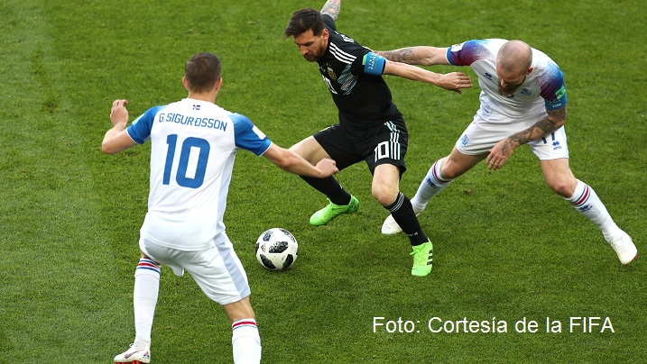 Lionel Messi, 10 de Argentina, se juega un balón dividido en el primer encuentro del grupo C.