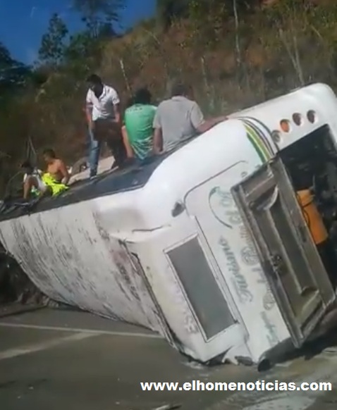 Bus con hinchas de Nacional accidentado.