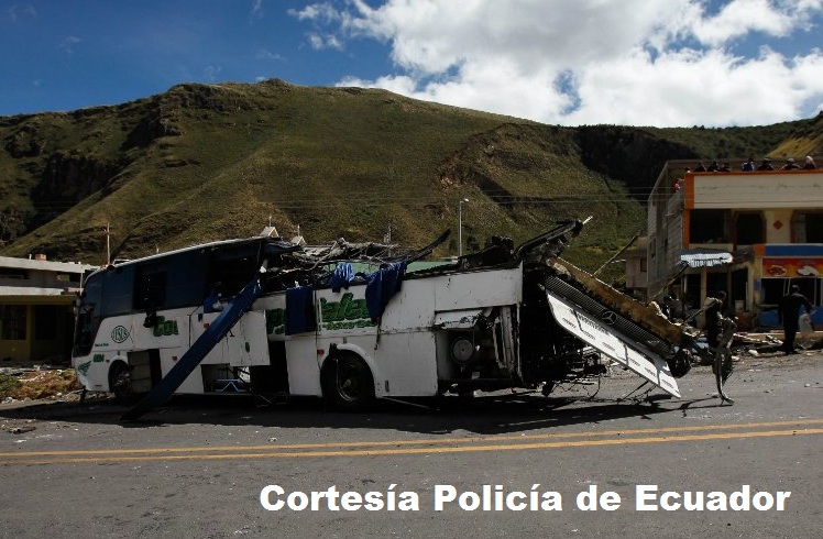 Bus de turismo accidentado en Ecuador.