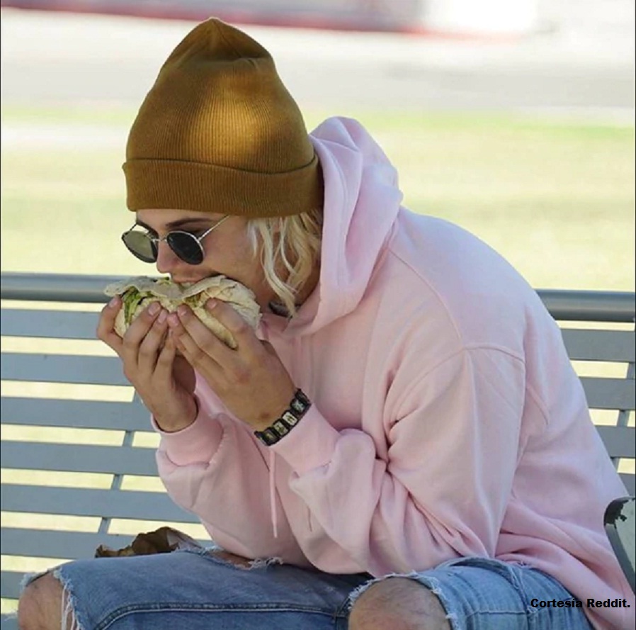 La extraña manera en que Justin Bieber come un burrito