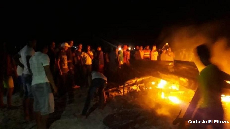 La avioneta fue obligada a aterrizar en una playa de Manaure y fue destruida por las autoridades colombianas.