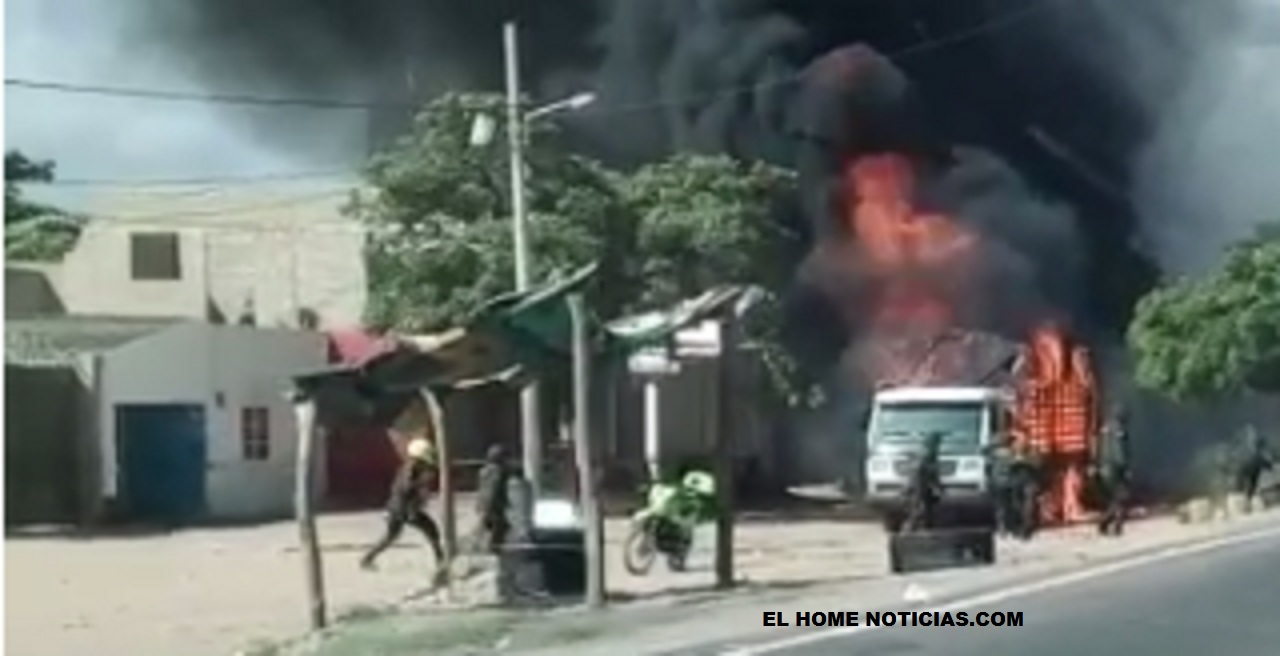 Policías de la POLFA resultaron con quemaduras al ser incendiado el camión en el que se movilizaban.