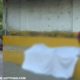 El cadáver de hombre, cubierto por una sábana, que murió, al parecer, por un infarto estuvo tendido por ocho horas a un costado de una vía pública en un barrio al sur de Cartagena.