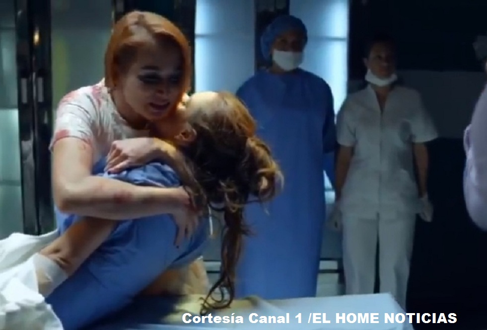 Jessica abraza a su hija Daniela,  mientras las enfermera le dicen que la deje que está muerta. 