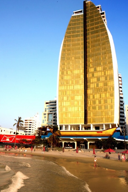 Hotel Cartagena Dubai, con una vista arquitectónica semejante al Burj Al Arab, del Golfo Pérsico.