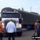 Es el momento cuando uno de los camiones con las ayudas humanitarias se mueve hacia el puente Simón Bolívar, frontera con Venezuela.