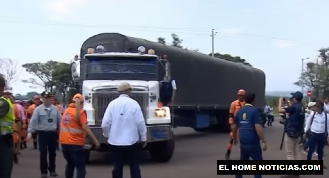 Es el momento cuando uno de los camiones con las ayudas humanitarias se mueve hacia el puente Simón Bolívar, frontera con Venezuela.