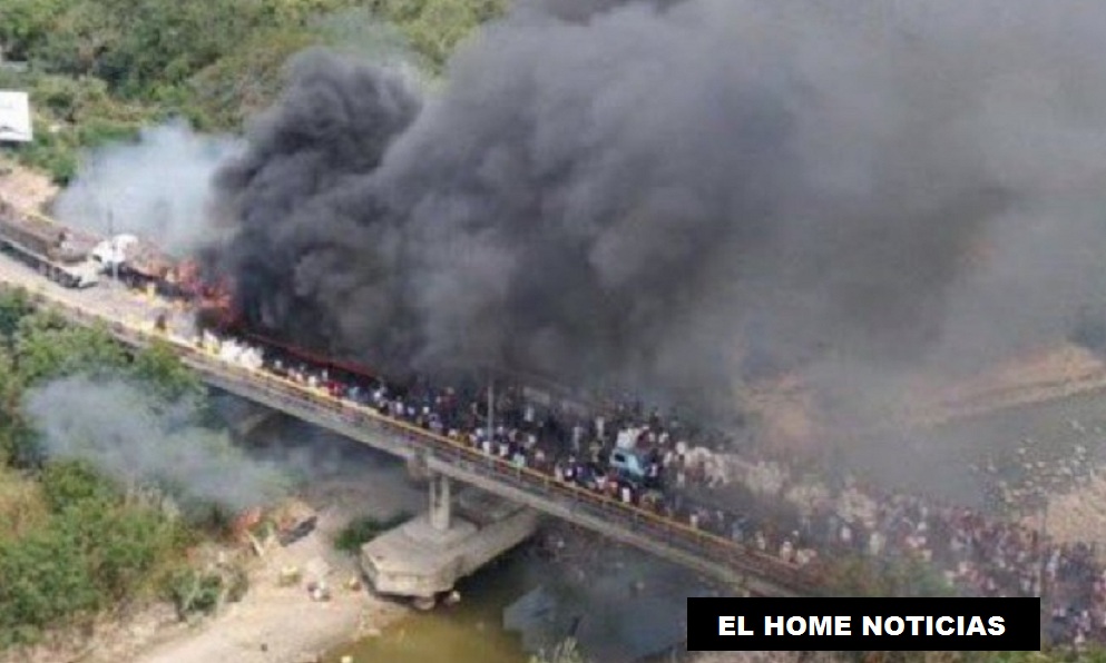 Dos camiones que movilizaban ayudas humanitarias fueron incendiados en el puente Francisco de Paula por orden del régimen de Nicolás Maduro. 