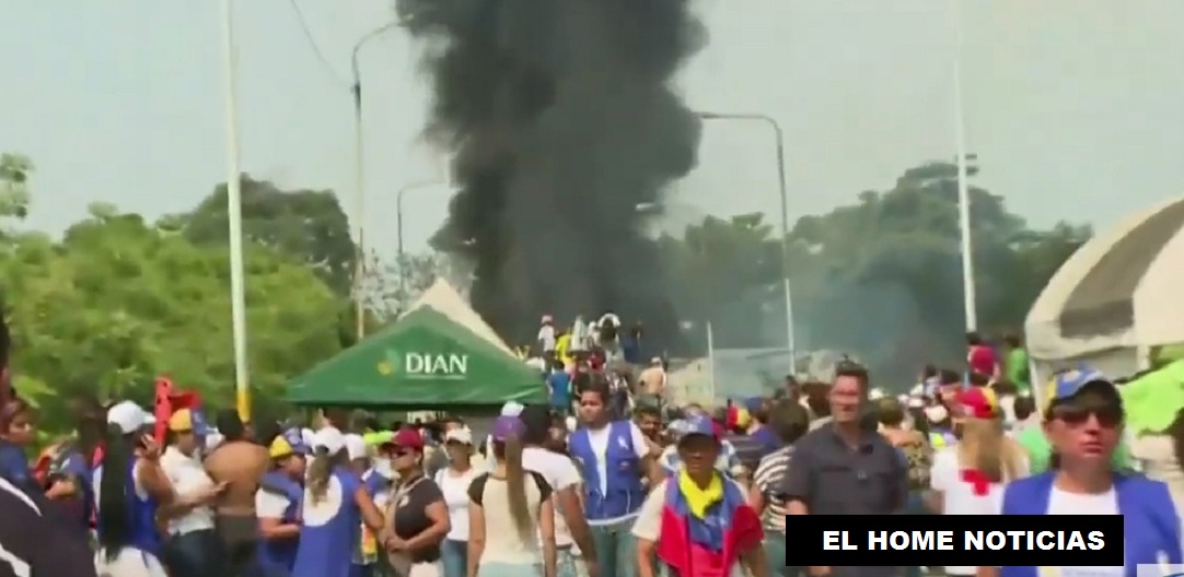 Dos tractocamiones fueron quemados por miembros de la Policía venezolana. Los automores estaban cargados de cajas de alimentos y