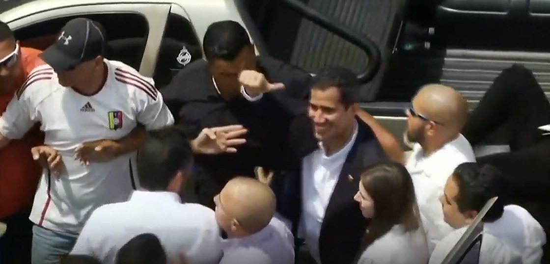 En medio de abrazos y gritos de respaldo el presidente Juan Guaidó arribó a Venezuela. 