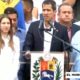El presidente encargado Juan Guaidó le habló a una multitud que salió a recibirlo al aeropuerto de Caracas.