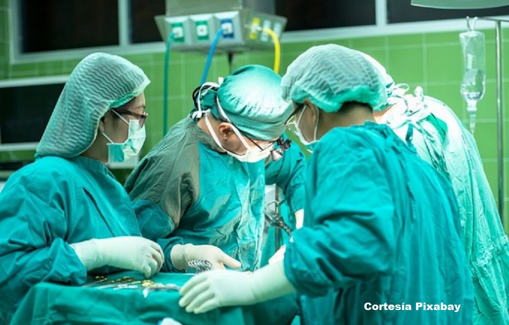 Se trató de una compleja cirugía en la que fue necesario implantar un aparato diseñado para un adulto en el tórax de la pequeña.