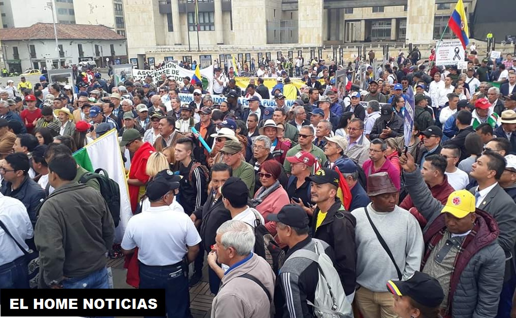 Más de 8.000 personas marcharon por la Carrera Séptima hasta la Plaza de Bolívar, los inconformes con el servicio de salud que le ofrecen a la Fuerza Pública.
