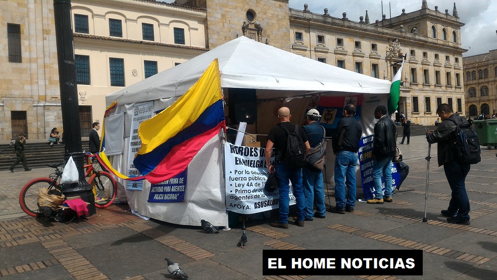 Desde esta carpa ubicada en la Plaza de Bolívar los reservistas buscan llamar la situación del Gobierno, por el mal servicio de la salud que reciben. 