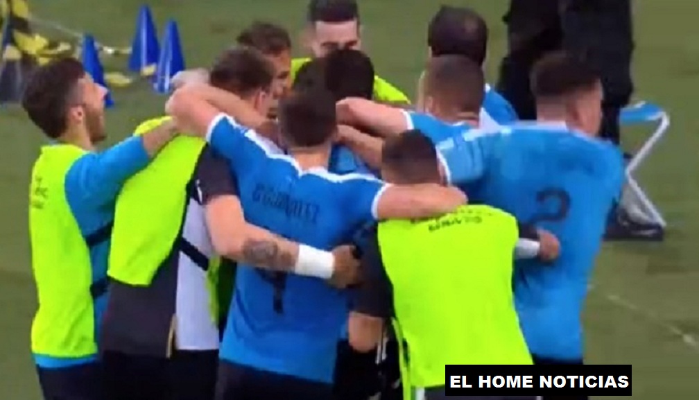 Los jugadores de Uruguay corrieron a celebrar el único tanto del partido, con el que lograron la victoria ante la Selección de Chile.