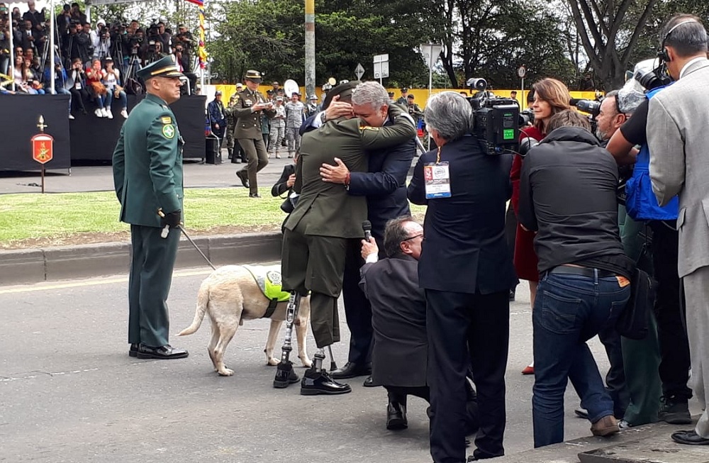 El presidente Iván Duque se abraza con al patrullero José Fernando Carvajal, víctima de las minas antipersonas.