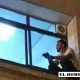 Jihad Al-Suwaiti en la ventana del hospital.