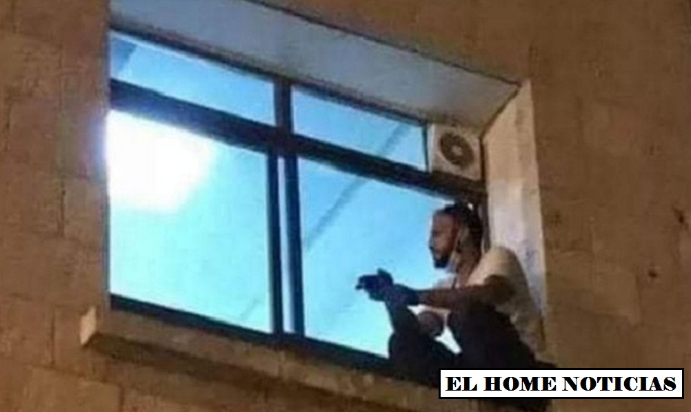 Jihad Al-Suwaiti en la ventana del hospital.