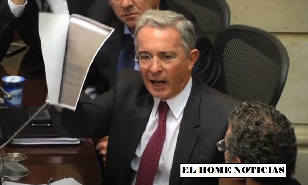Álvaro Uribe en sesión.
