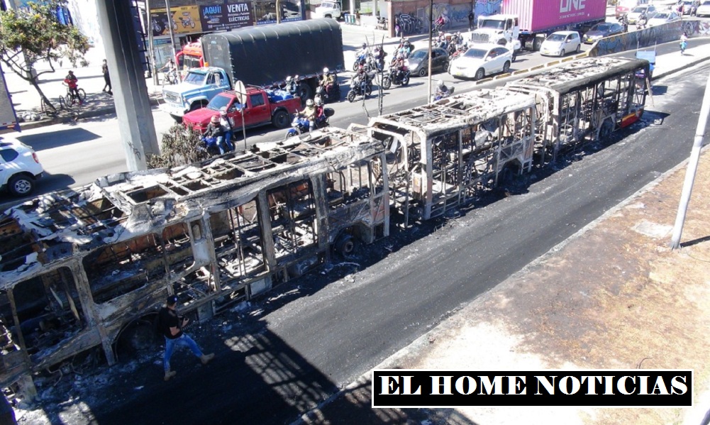 Vándalos quemaron bus de TransMilenio en Bosa.