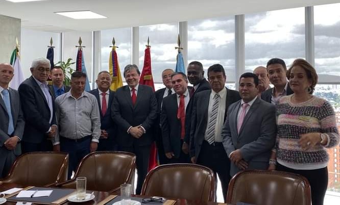 Reunión en noviembre pasado del Ministro de Defensa, Carlos Holmes Trujillo, con los veteranos. En la imagen hay un contraste, el rostro sonriente del funcionario con el de los veteranos, tal vez escéptico porque el bienestar de todos está en entredicho.