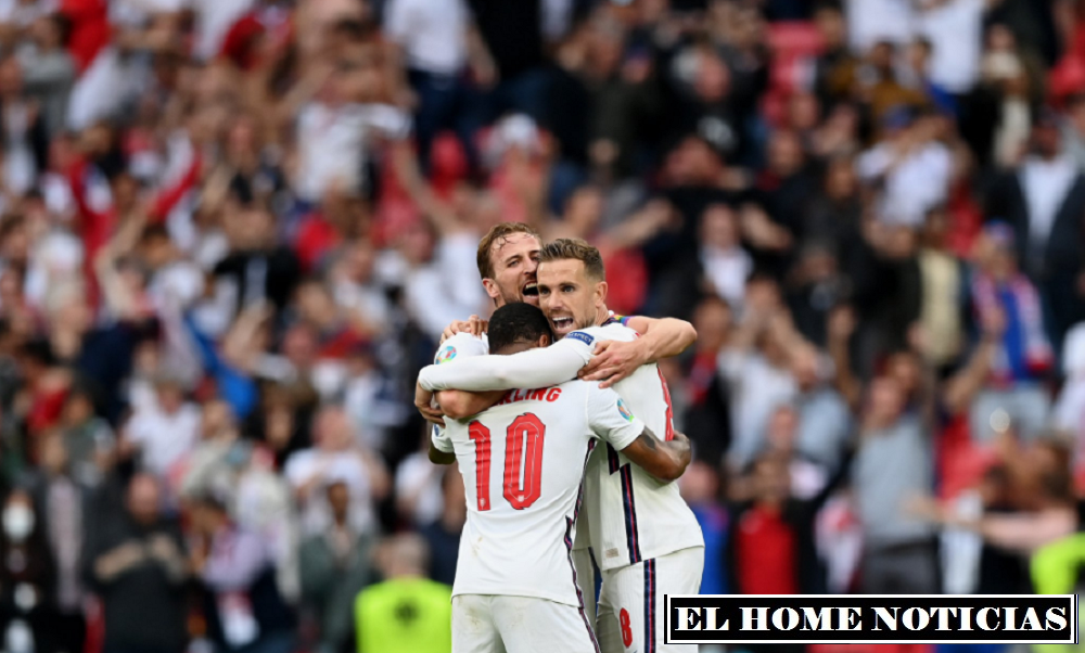 Harry Kane, Raheem Sterling y Jordan Henderson celebran el segundo gol que los pone en los cuartos de final de la Euro 2021.