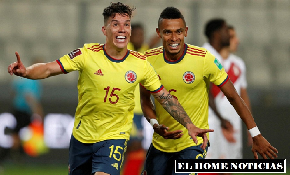Matheus Uribe celebra su gol junto a Willian Tesillo poniendo el segundo tanto de Colombia en el partido.
