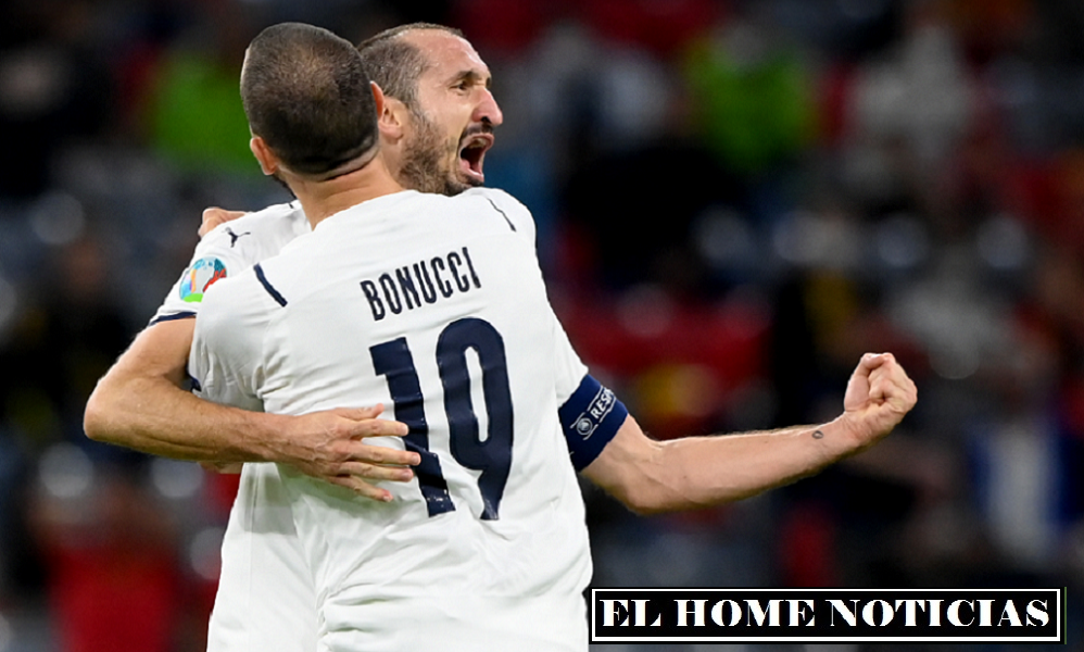 Bonucci y Chiellini, celebran juntos el paso a las semifinales de la Euro.