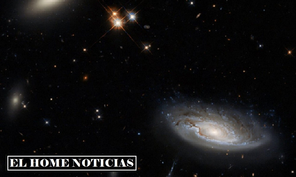 A la derecha está la galaxia espiral UGC 2665: su estructura característica es claramente visible en la imagen.