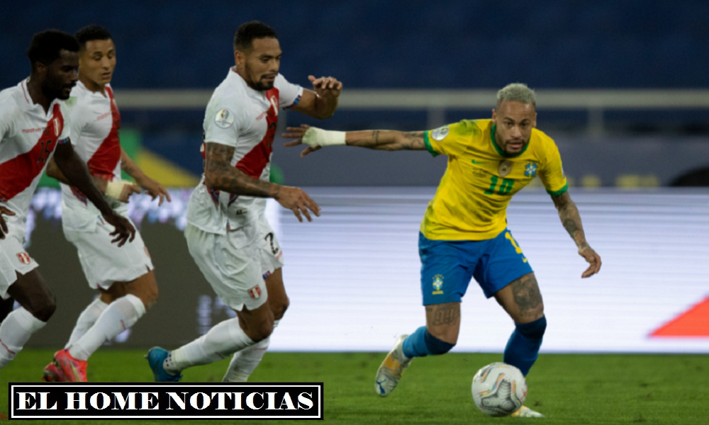 Neymar disputa el balón entre Christian Ramos, Alexander Callens y Yoshimar Yotún, en la jugada que terminó en el gol de Lucas Paquetá.