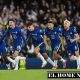 Los jugadores del Chelsea corrieron a abrazar al portero Kepa tras la atajada a Raúl Albiol del Villareal.