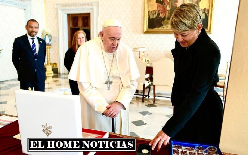 Verónica Alcocer en su visita al Vaticano.