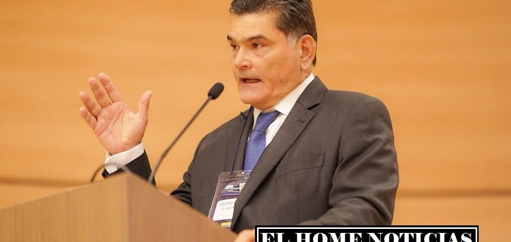 Gregorio Eljach condecorado.