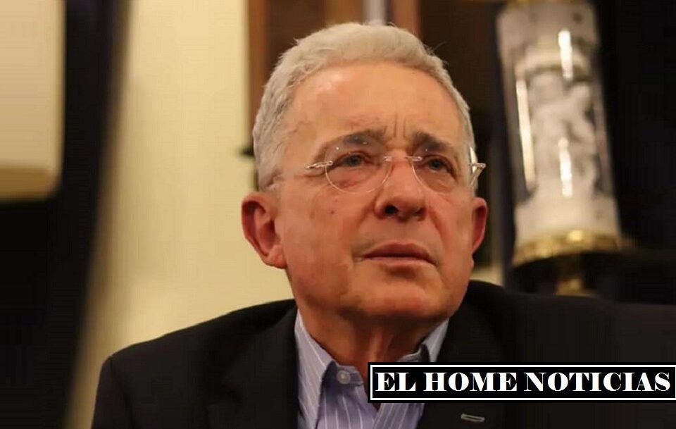 Álvaro Uribe Vélez en libertad.