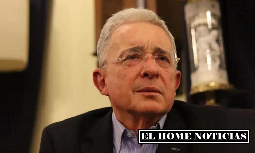 Álvaro Uribe Vélez en libertad.