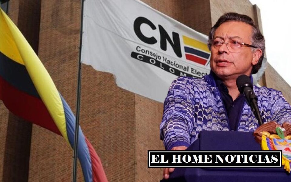 Gustavo Petro aparece frente a la bandera del Consejo Nacional Electoral (CNE)