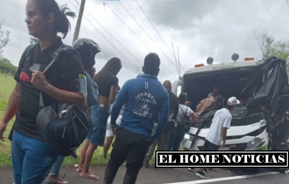 El bus de turismo, que transportaba a egresados del Liceo Antioqueño de Bello