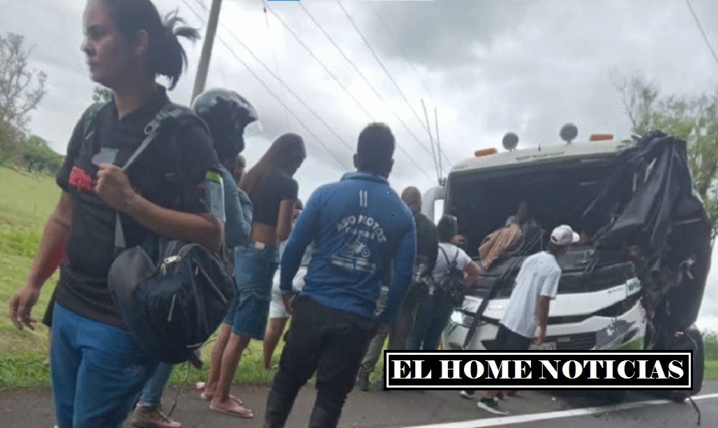 El bus de turismo, que transportaba a egresados del Liceo Antioqueño de Bello