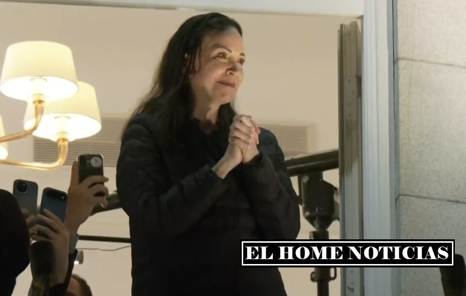 María Corina Machado saluda desde el balcón del Grand Hotel Oslo