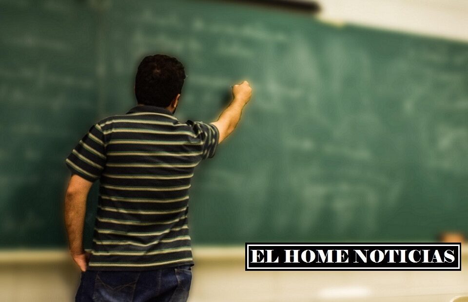 Profesor dando clases.