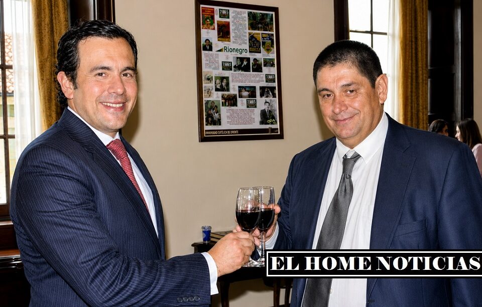 Rodrigo Lara Restrepo, hoy ministro del Interior, junto al investigador agrario, biotecnólogo y defensor de las comunidades indígenas Hernando Niño Rivera