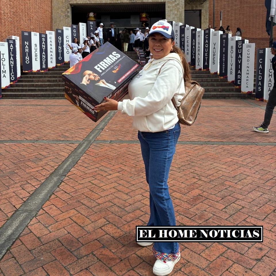Yolanda recogiendo firmas para Abelardo