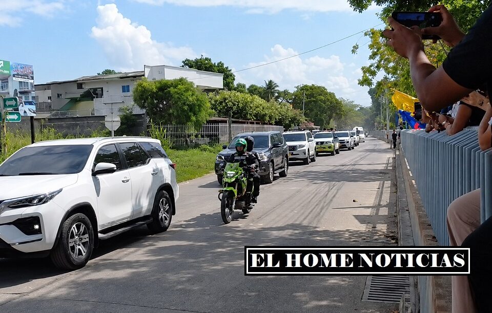 La caravana que transportaba al presidente electo de Colombia, Abelardo de la Espriella