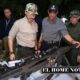 El presidente Abelardo de la Espriella observa un fusil Barrett calibre .50 de alias Cholo.
