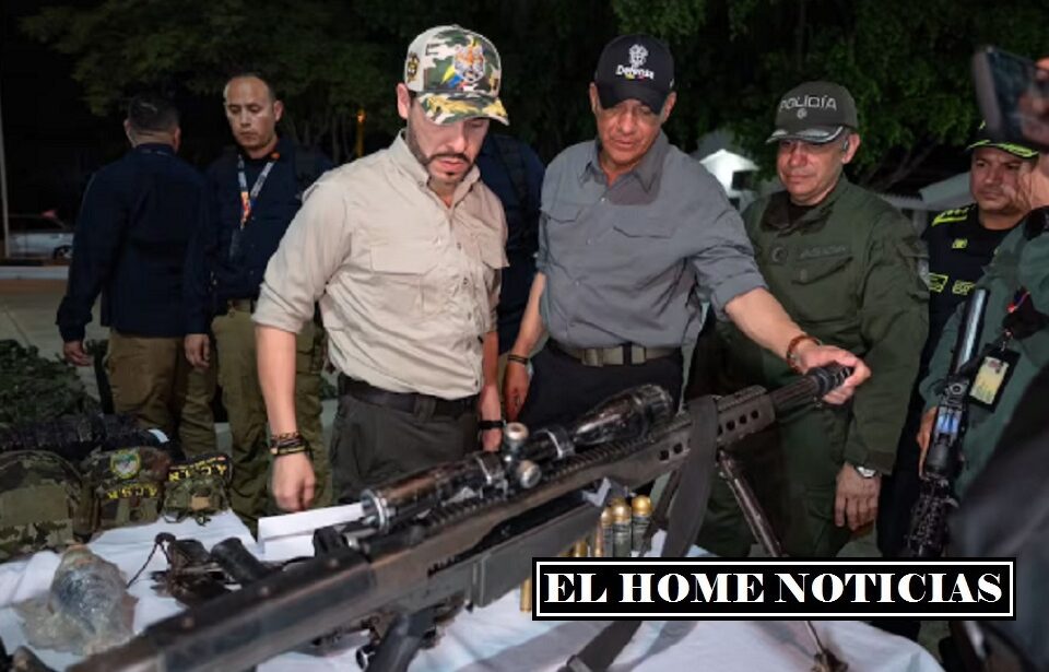El presidente Abelardo de la Espriella observa un fusil Barrett calibre .50 de alias Cholo.