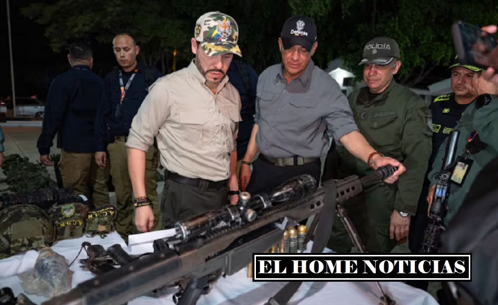 El presidente Abelardo de la Espriella observa un fusil Barrett calibre .50 de alias Cholo.